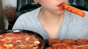 小姐姐金针菇烤串,小姐姐的独特风味，美味与颜值并存