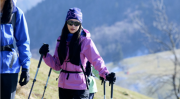 无衣美人照片36岁倪妮穿紫色冲锋衣爬雪山明艳美丽少女感十足笑容灿烂满满御姐范儿